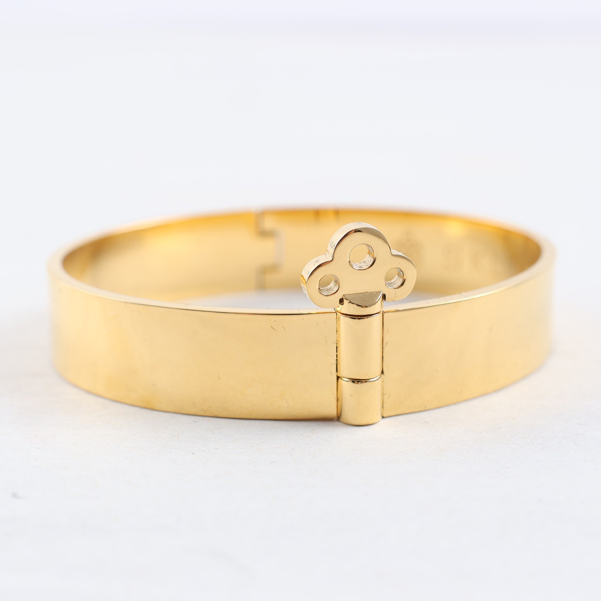 Armring, Skultuna, Key lock bangle, Gold plated steel.