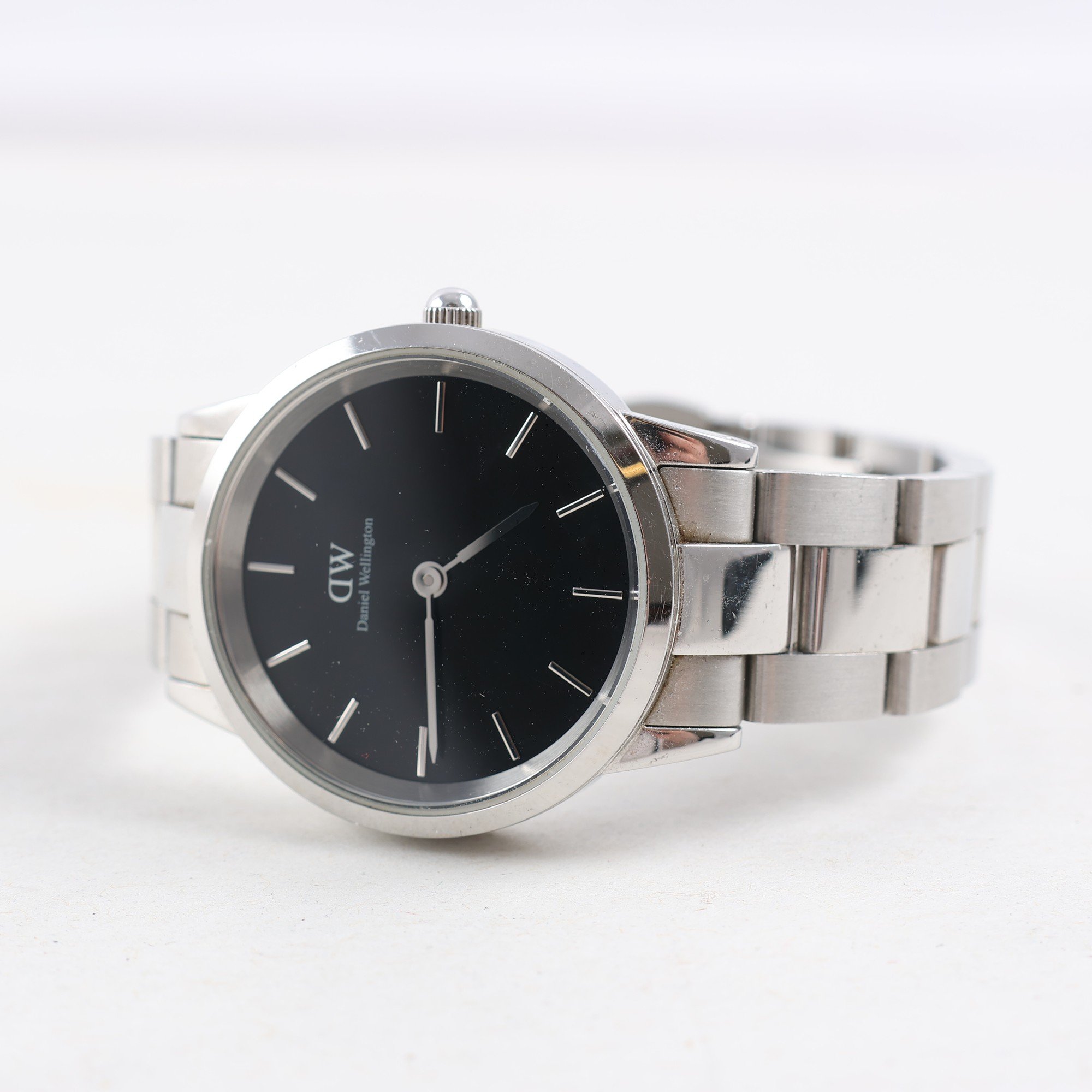 Armbandsur, Daniel Wellington, svart urtavla, vitmetall.
