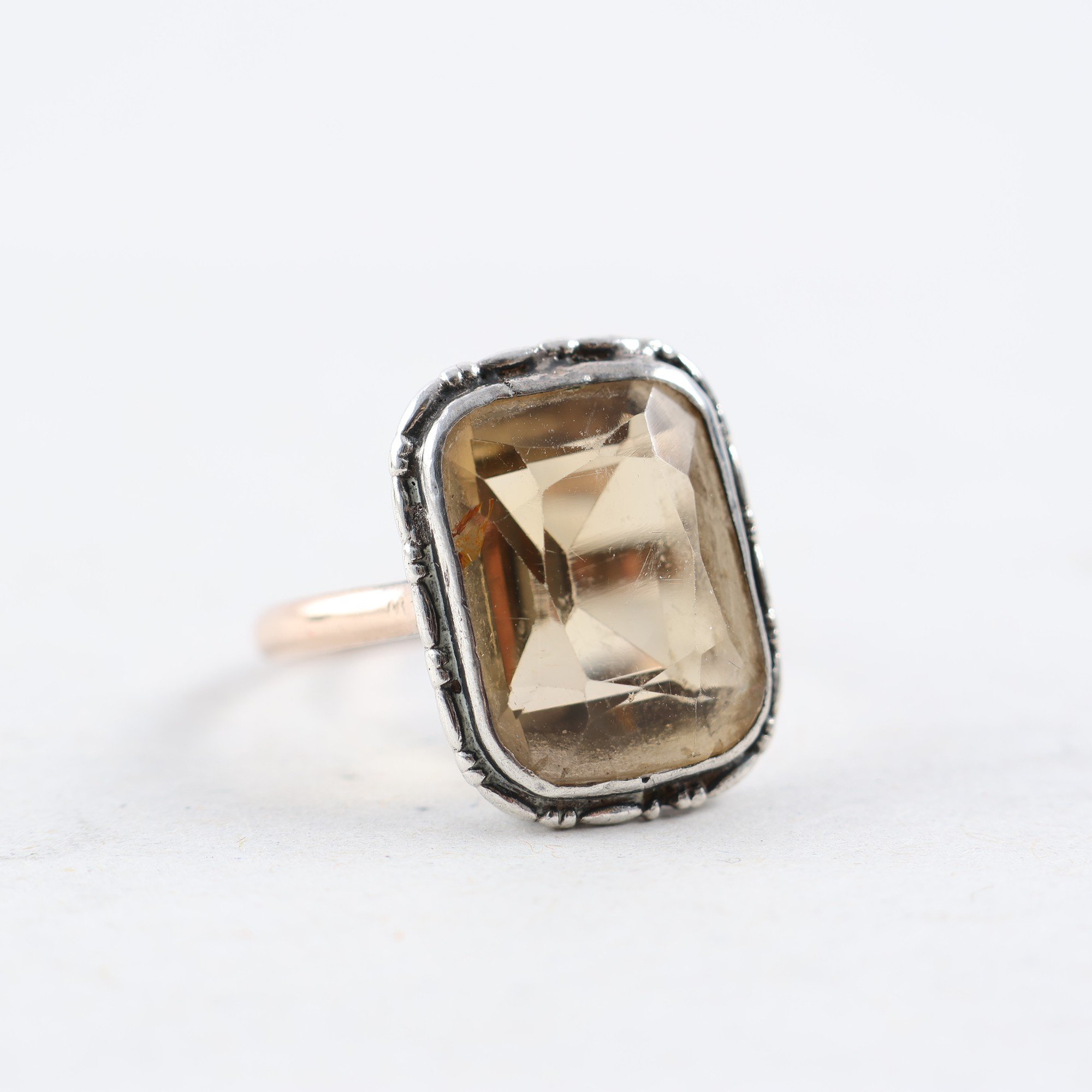 Ring, guld 8K, silver, slipad gul sten, antik, brv: 3.4g