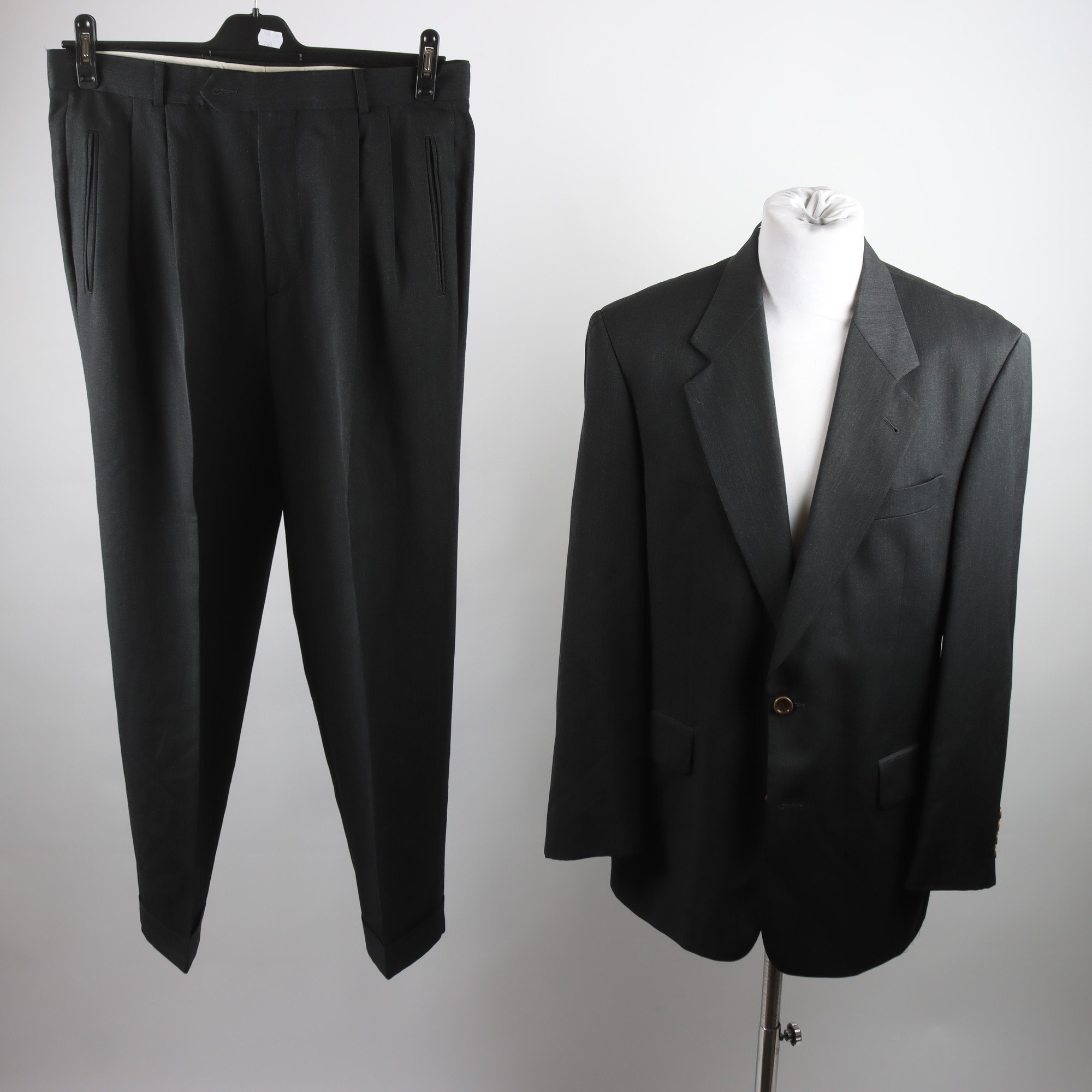 Kostym Hugo Boss, grå, 100% ull, stl. 50.