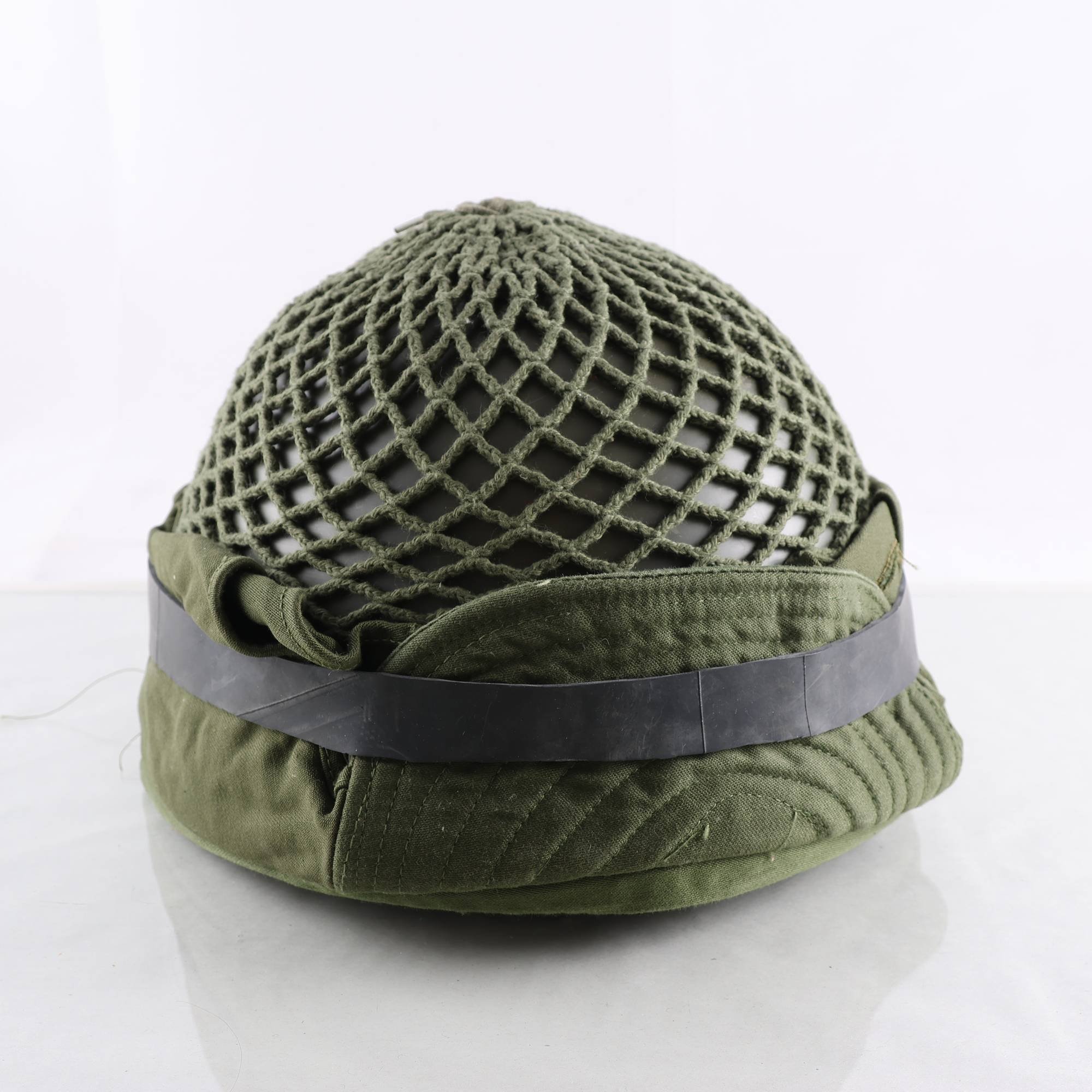 Militärhjälm, AL-E 73. Samfraktas ej.