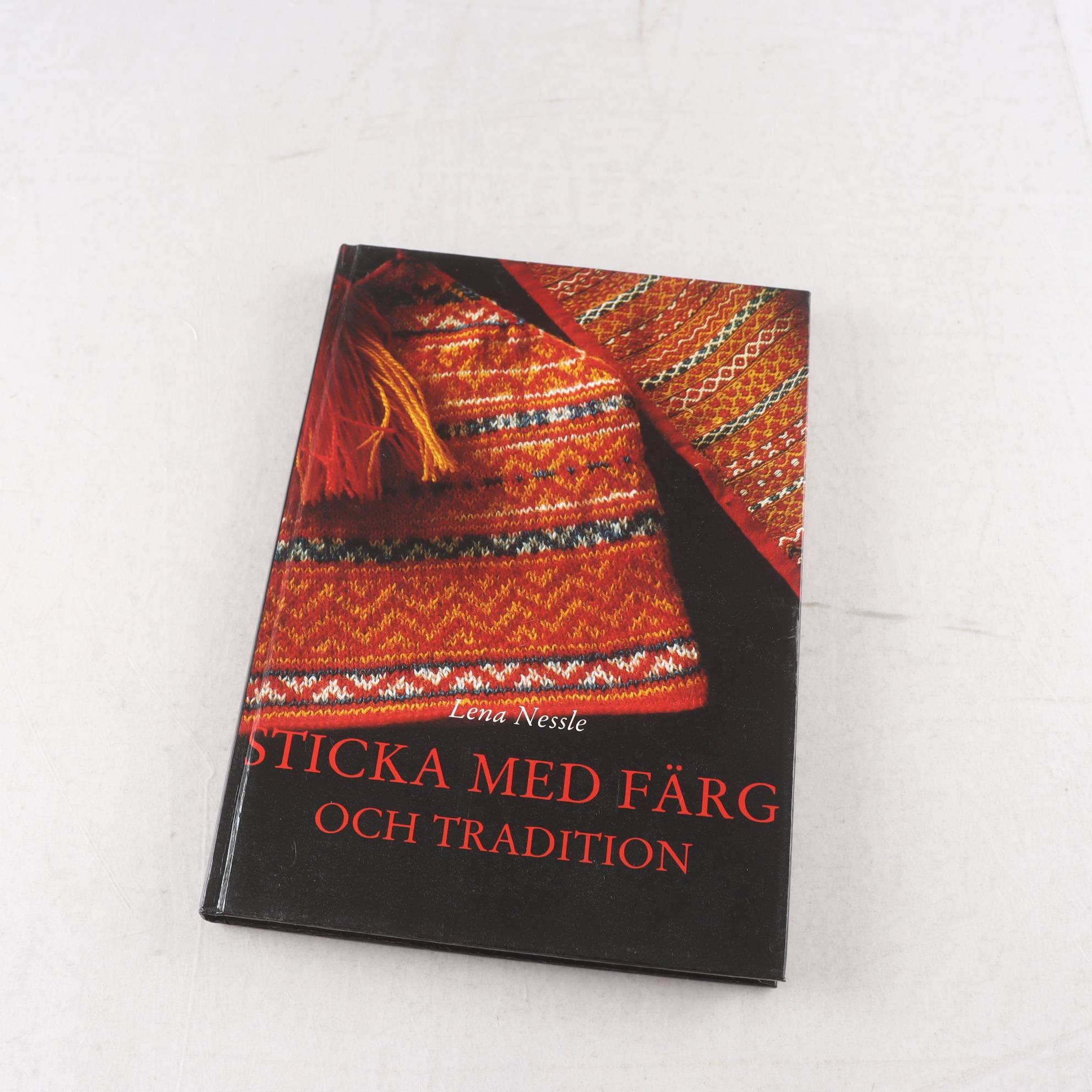 Lena Nessle, Sticka med färg och tradition