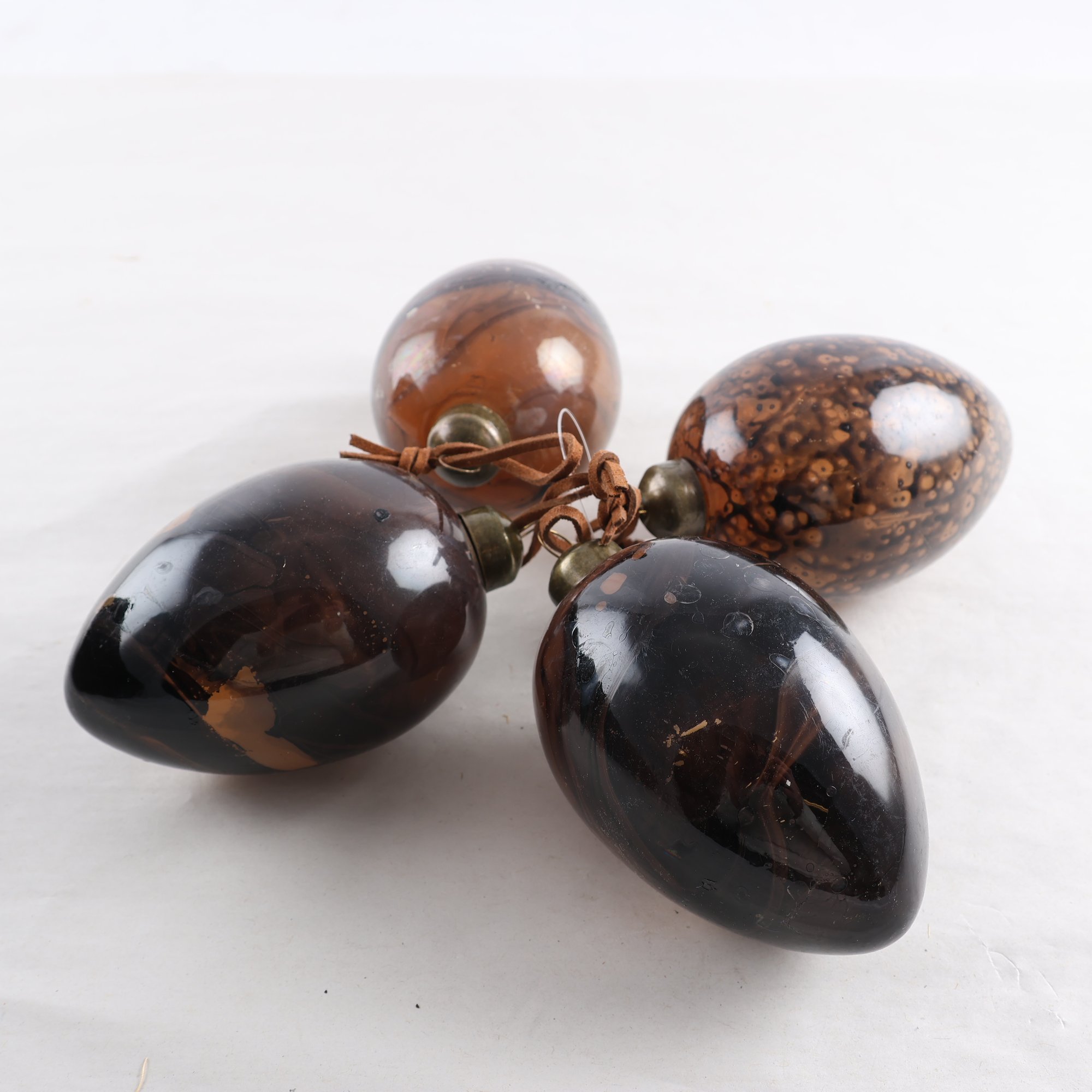Äggformade hängen, marmorerat glas, 4 st. Samfraktas ej.