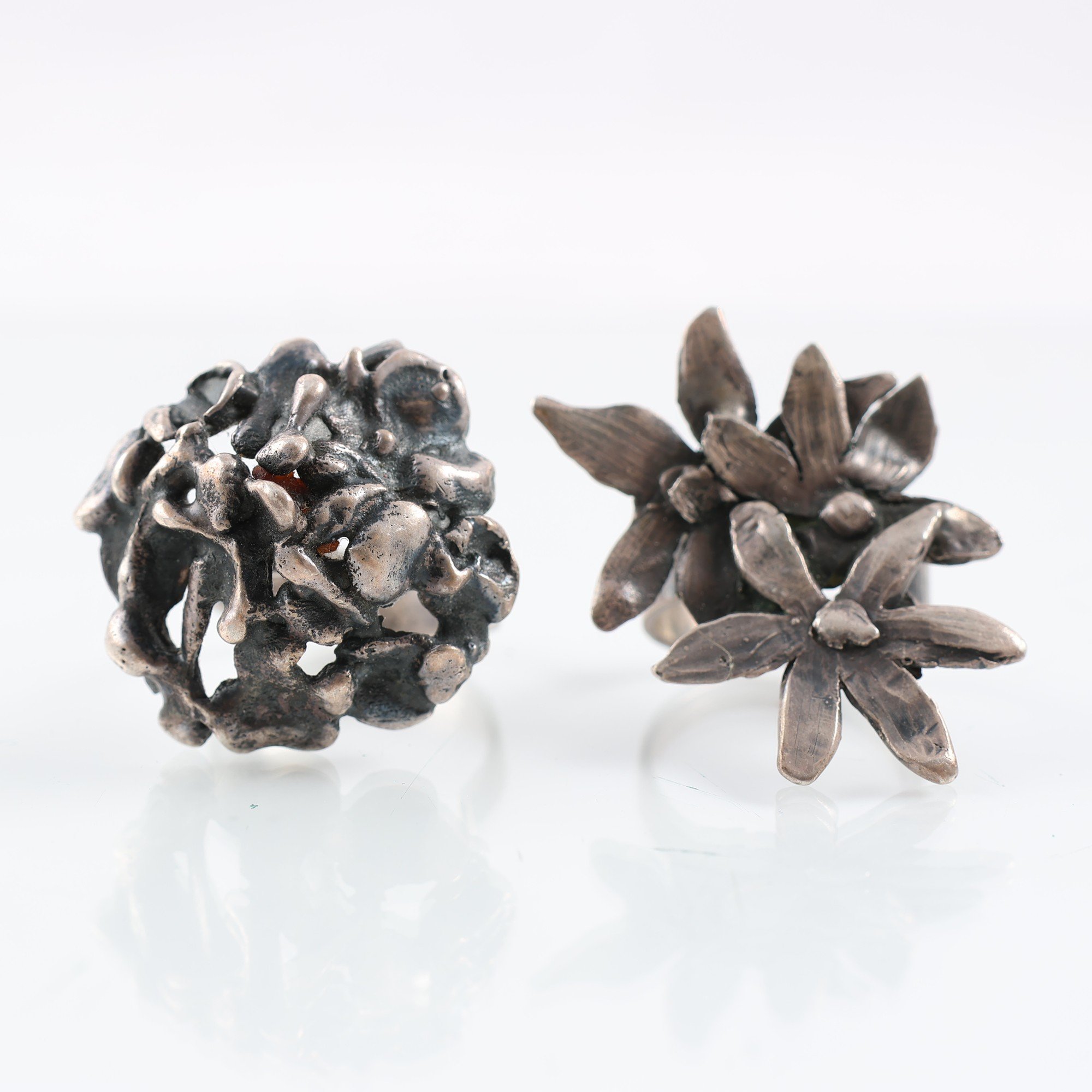 Ringar, silver, två par med växtmotiv, vikt: 24.3g