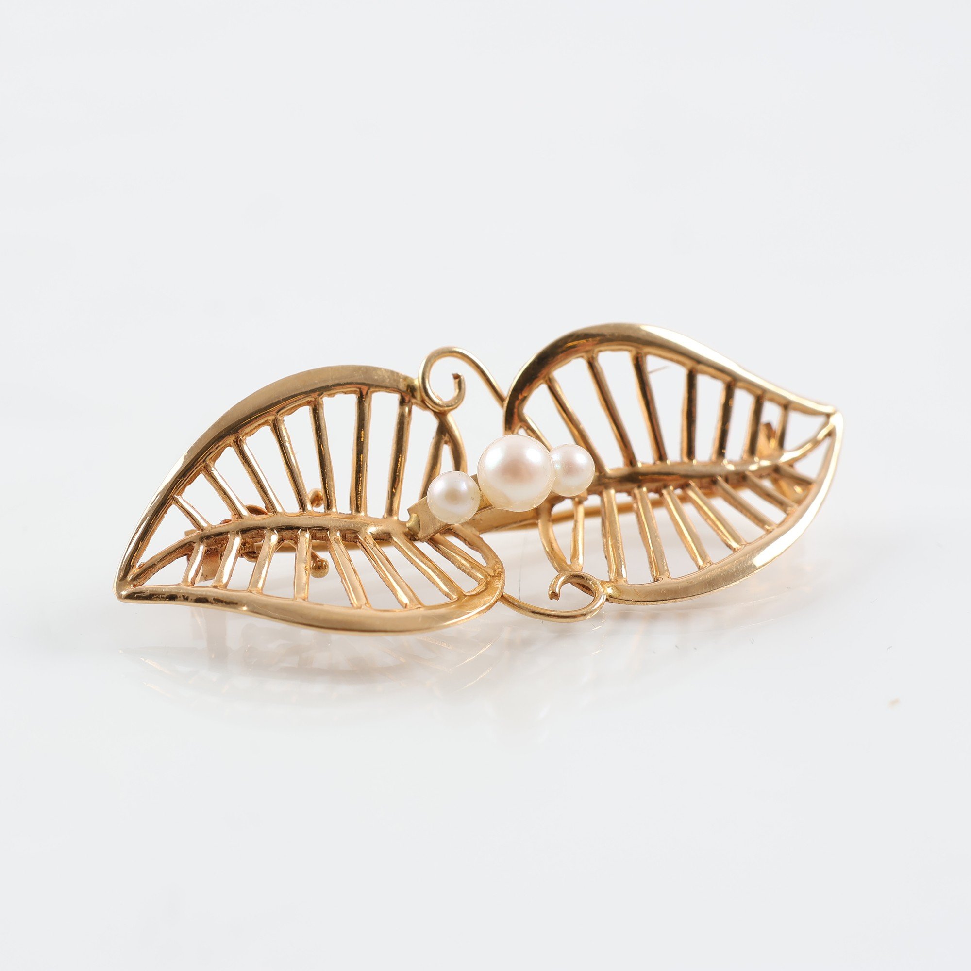 Brosch, guld 18k, odlade pärlor, brv: 3.5g