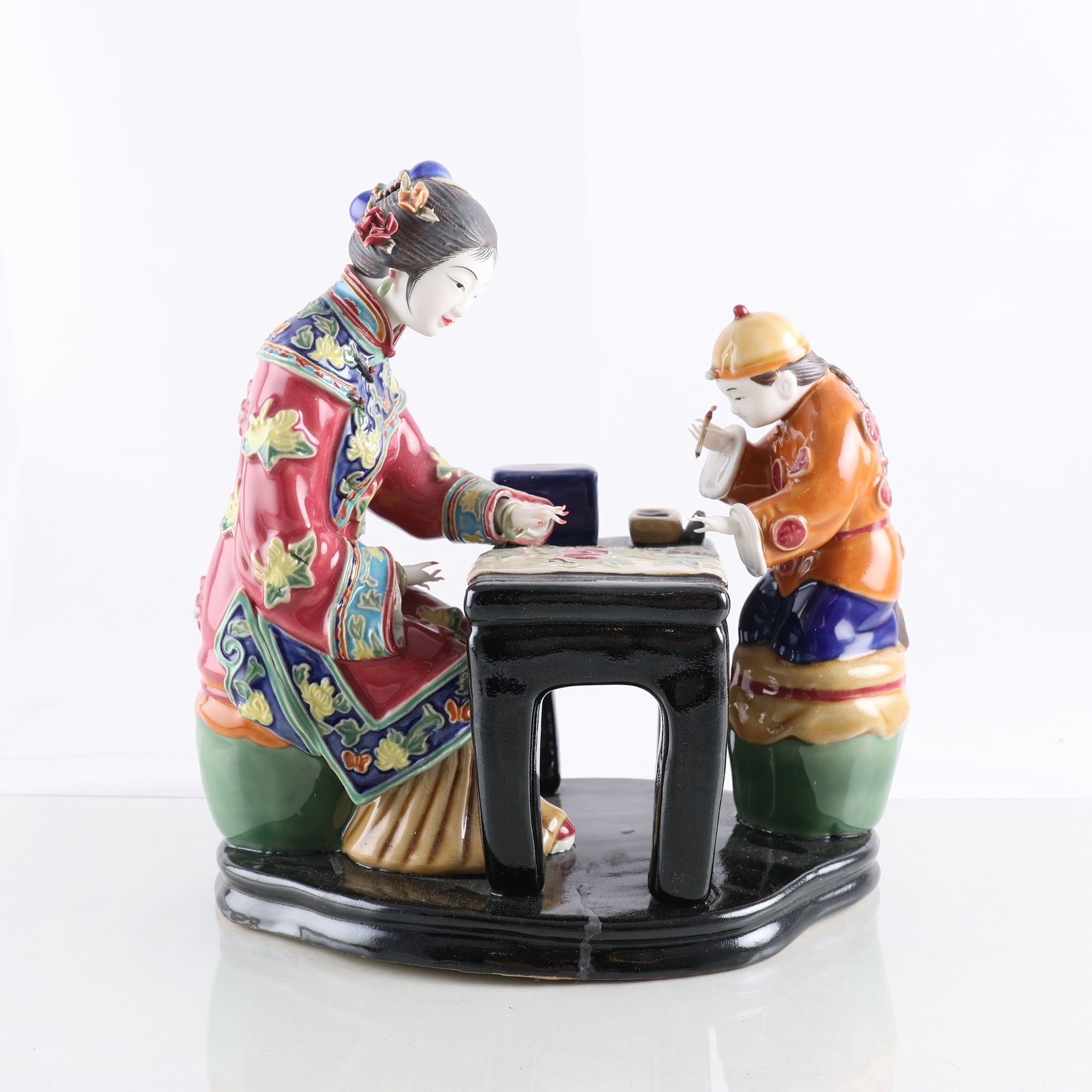 Figuringrupp, porslin och keramik, konsstil Shiwan Wucai, stämpelsign.Endast avh