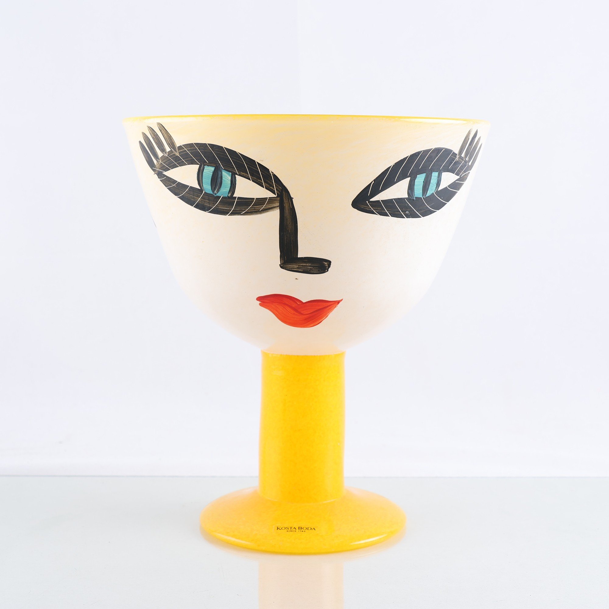 Skål på fot, konstglas, Ulrica Hydman-Vallien, Kosta Boda. Samfraktas ej.