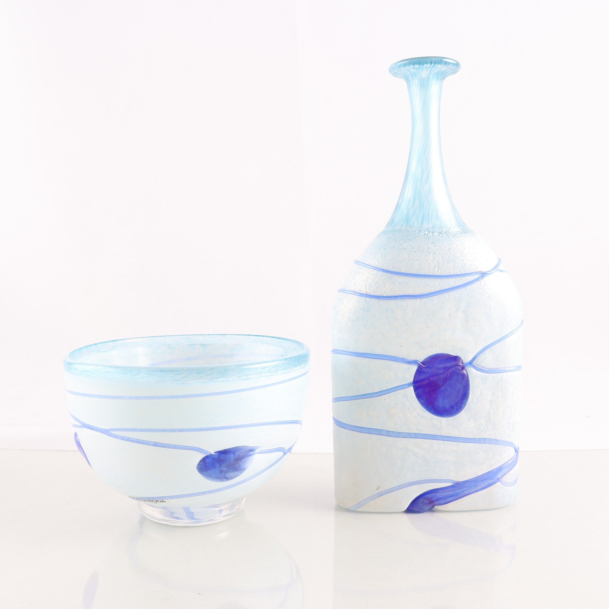 Vas och skål, ”Galaxy Blue”, Bertil Vallien, Kosta Boda, 2 delar. Samfraktas ej.