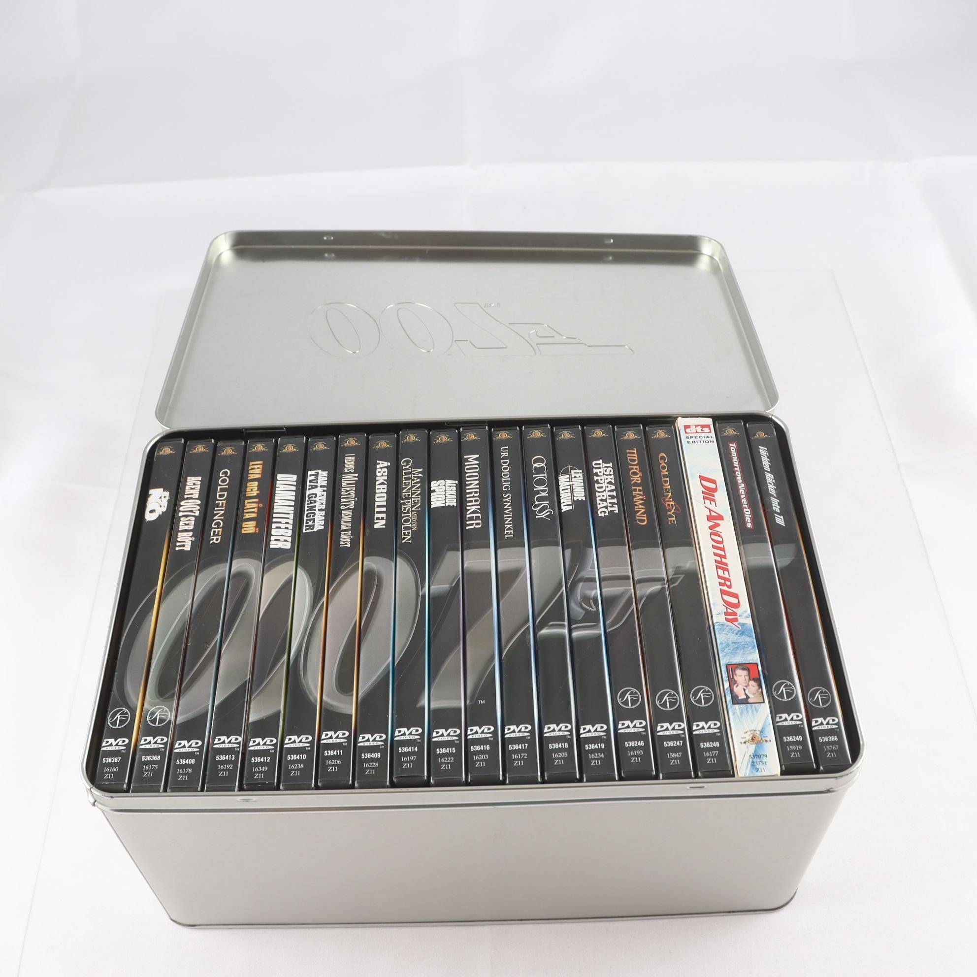 DVD-box i metall, James bond, 18 filmer. Samfraktas ej