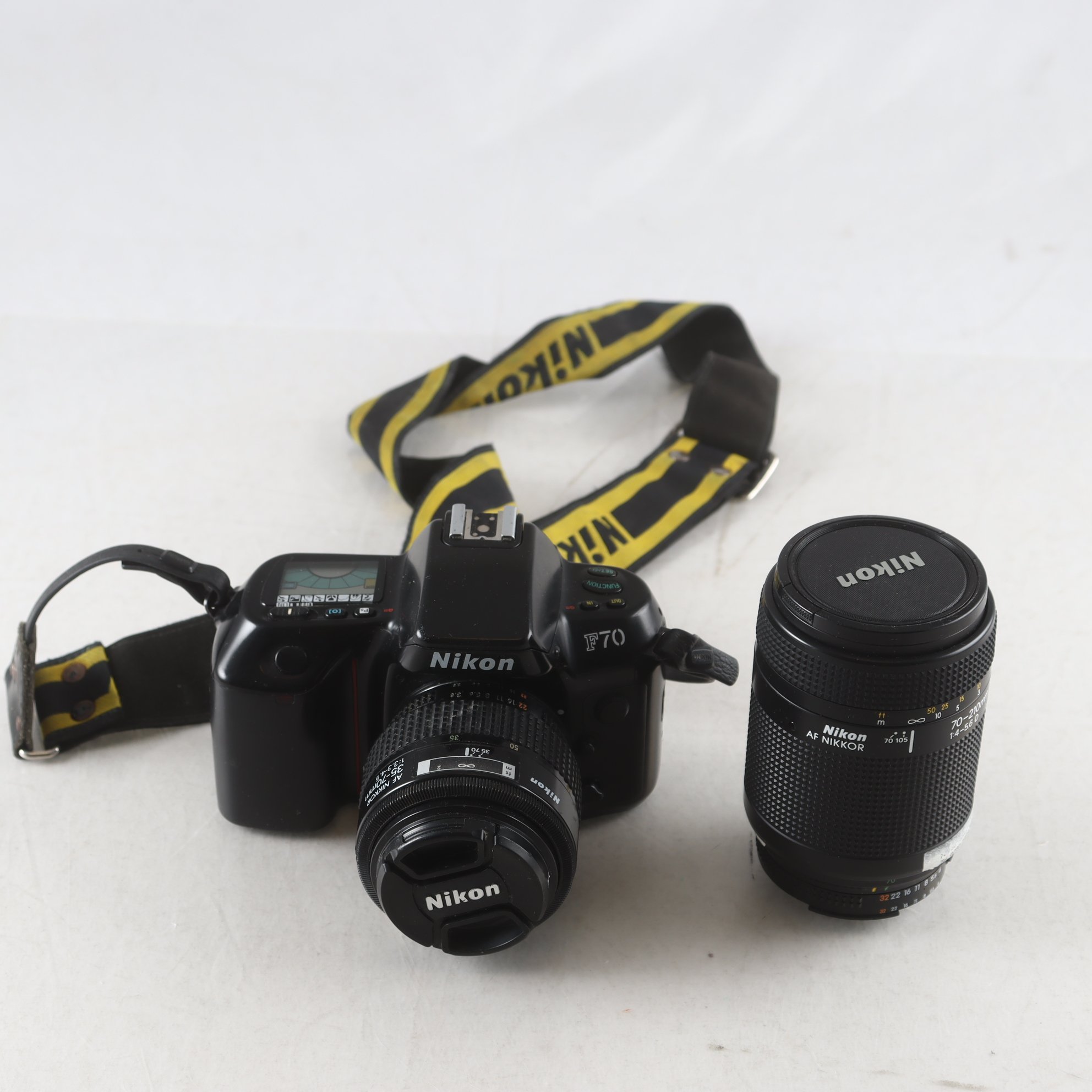 Systemkamera, Nikon F70, med två objektiv