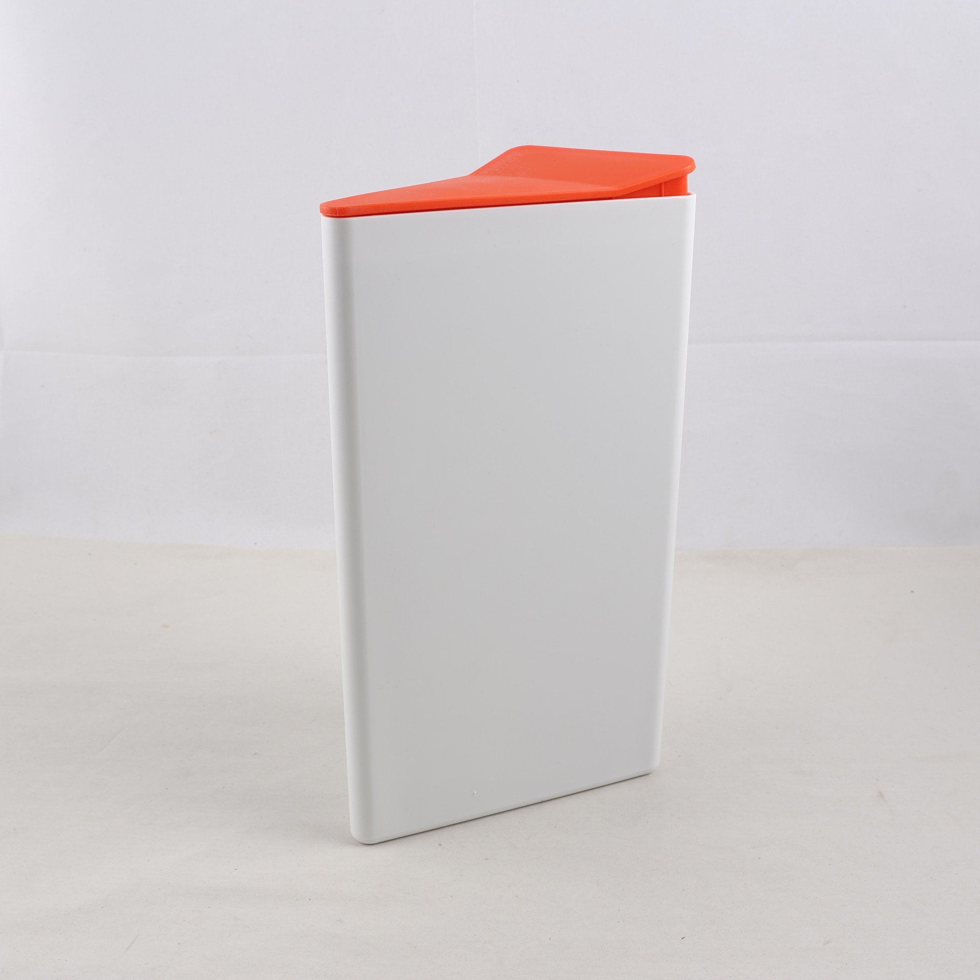 Pantone, Water jug.