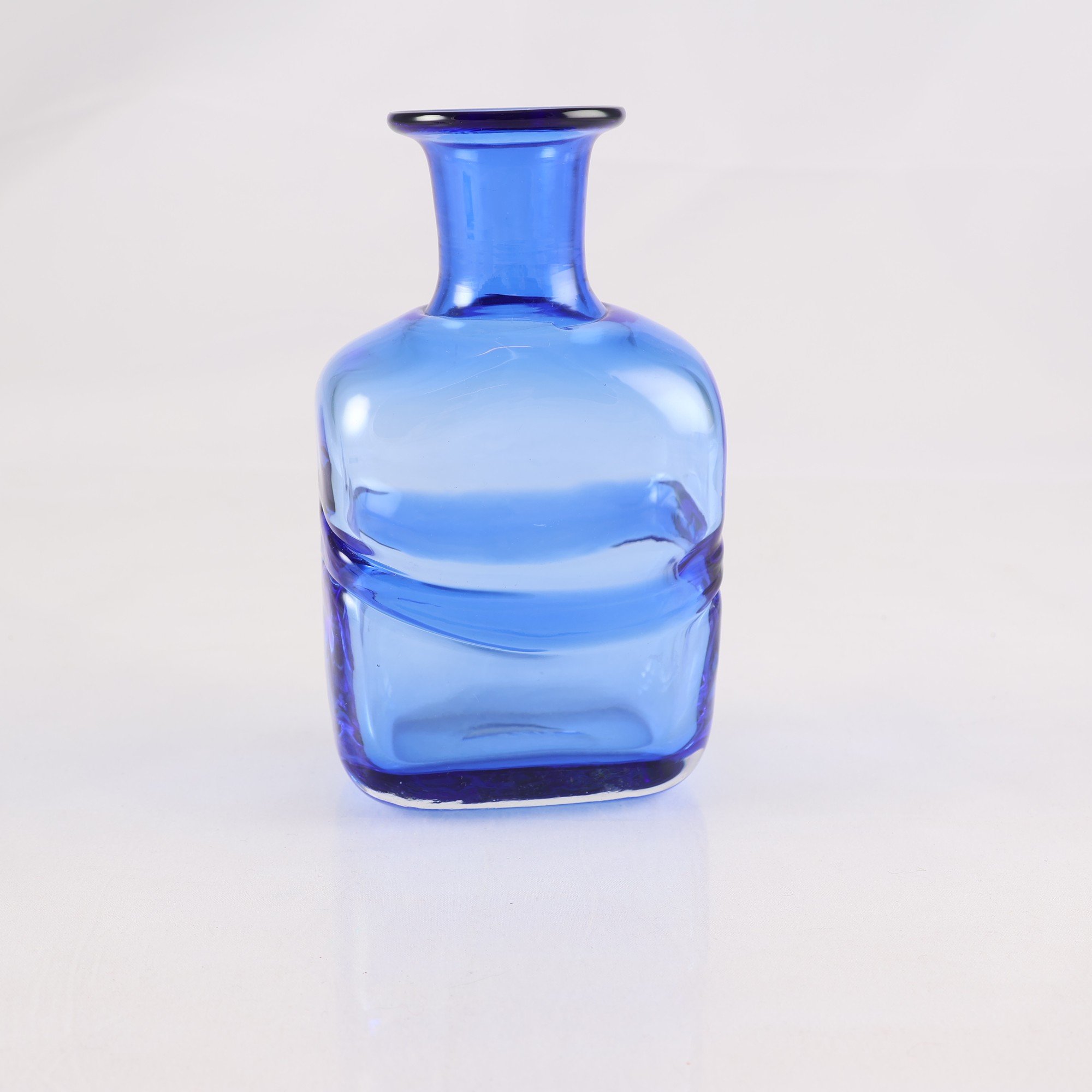 Flaska, Kosta Boda, Bertil Vallien, ”Colour Acc”, Glas, Blå, Signerad.