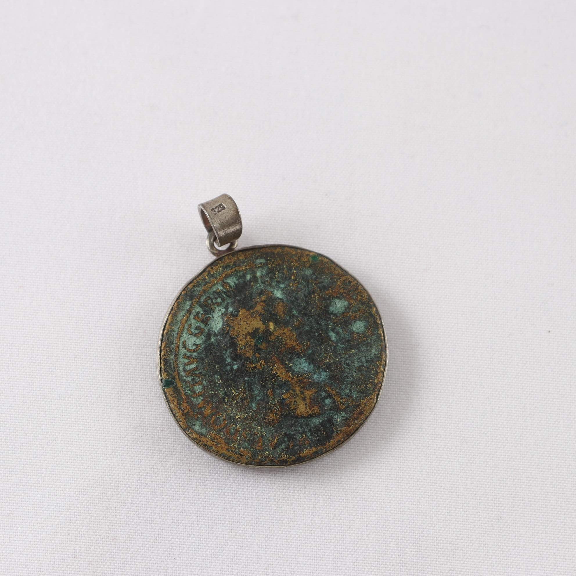 Medaljong, antikt mynt, infattning silver 925.